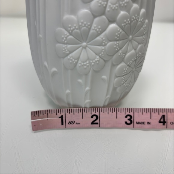 Vintage Kaiser White Bisque Porcelain Floral Pattern Jagged Edge Vase - Picture 8 of 11